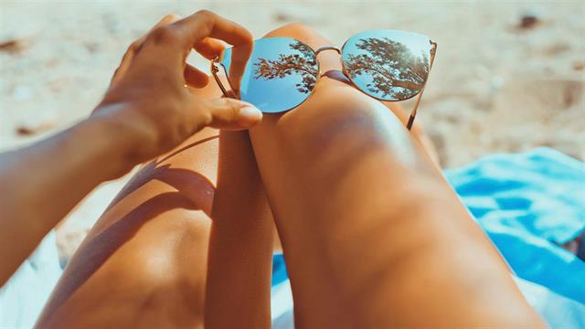 Γιατί το μαύρισμα από τον ήλιο εμφανίζεται με καθυστέρηση