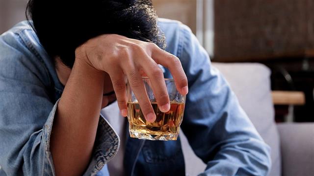 Αλκοόλ και κατάθλιψη: Πώς σχετίζονται;