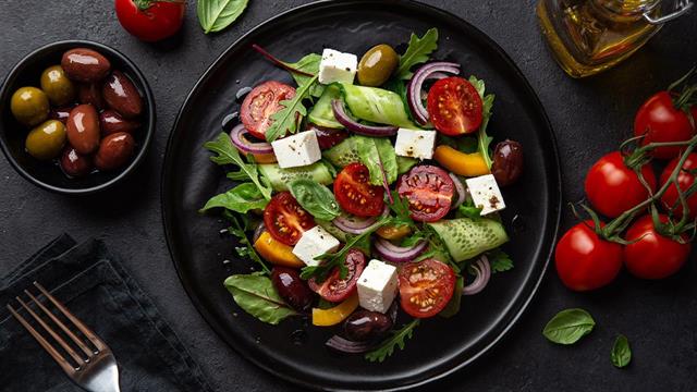 Ο μεσογειακός τρόπος ζωής συνδέεται με χαμηλότερο κίνδυνο θνησιμότητας από όλα τα αίτια [μελέτη]