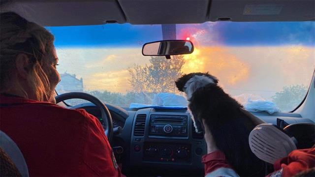 Οι εθελοντές του Ελληνικού Ερυθρού Σταυρού στην πρώτη γραμμή της μάχης με τις φλόγες στην Αλεξανδρούπολη