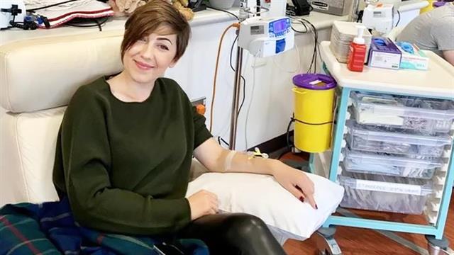 Γυναίκα που επιβίωσε από καρκίνο μαστού ανεβαίνει στο Κιλιμάντζαρο