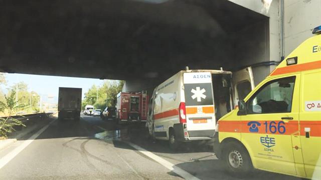 Ανάφλεξη ασθενοφόρου στον κόμβο Βελεστίνου - Επέβαινε πλήρωμα 3 ατόμων