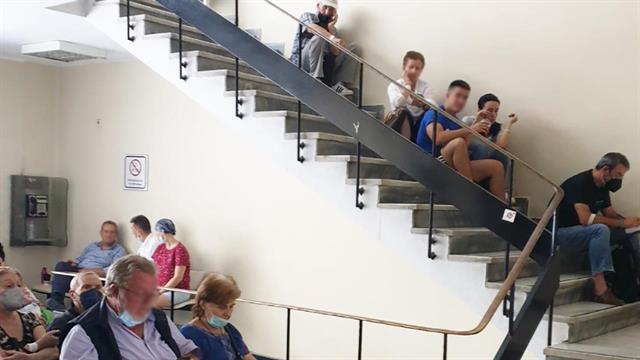 Μεταξά: Οι καρκινοπαθείς περιμένουν στα σκαλιά για χημειοθεραπείες [εικόνες]