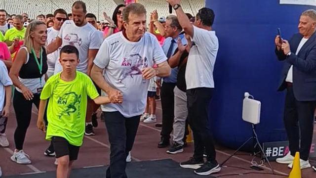 Ο Μιχάλης Χρυσοχοΐδης στον αγώνα δρόμου για τα παιδιά με καρκίνο