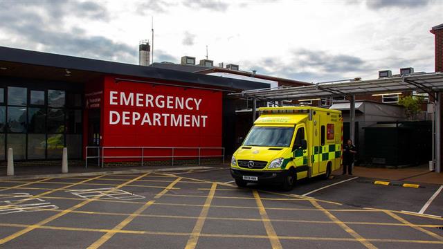 Οι 9 πληγές του βρετανικού ΕΣΥ και η ντροπή με την 24ωρη αναμονή στα επείγοντα