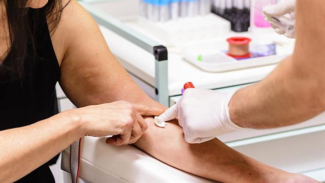 Εξετάσεις αίματος μπορούν να εντοπίσουν με ακρίβεια τους ασθενείς με long Covid [μελέτη]