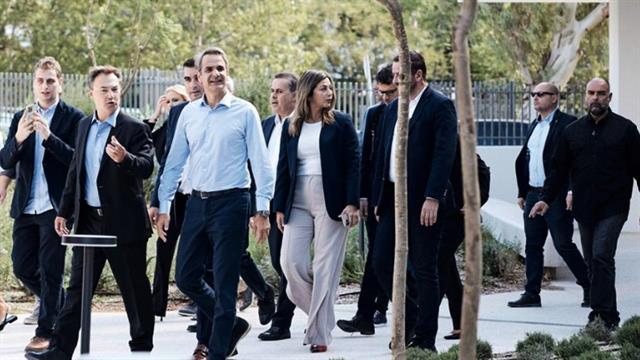 Επίσκεψη Μητσοτάκη σε κτίριο που είναι αφιερωμένο στη φροντίδα αναπήρων, στο Ελληνικό