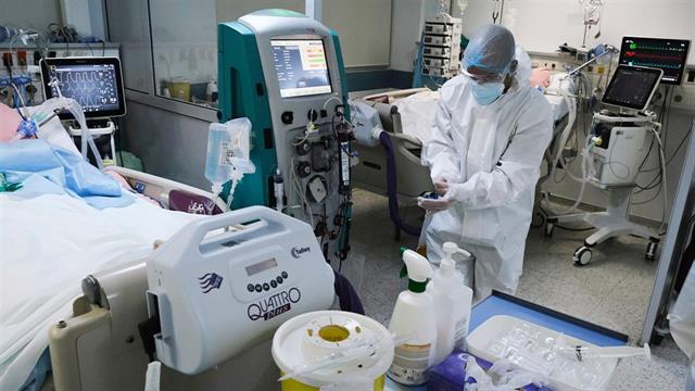 Επελαύνει  η CoViD: 53 θάνατοι  - 1 νεκρός από γρίπη