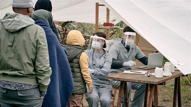 Απλήρωτοι εργαζόμενοι του ΕΟΔΥ για κάλυψη αναγκών των προσφύγων