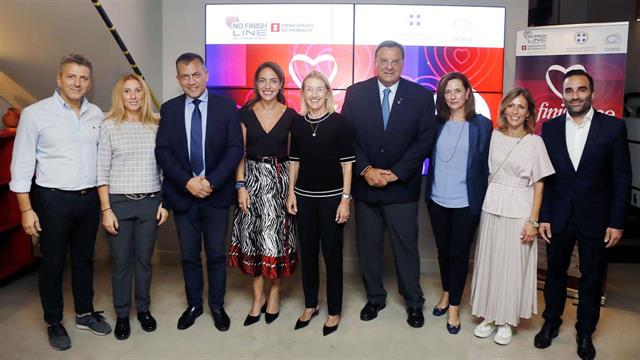 Η Εθνική Ασφαλιστική στην παράδοση της επιταγής του No Finish Line Athens, στην Ένωση Μαζί για το Παιδί