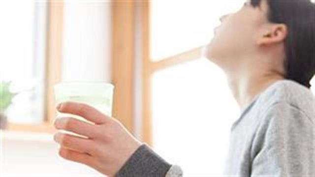 Στην πρόληψη νοσηλείας για Covid βοηθούν οι γαργάρες με αλατόνερο [μελέτη]