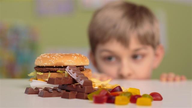 Η πλήξη αυξάνει την πρόσληψη θερμίδων στα παιδιά (μελέτη)