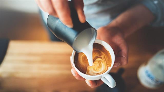 Πρέπει να πίνουμε καφέ με άδειο στομάχι;