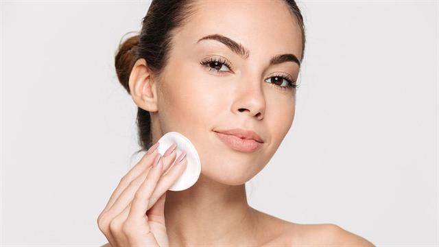 Αντιμετωπίστε το λιπαρό δέρμα με ακμή