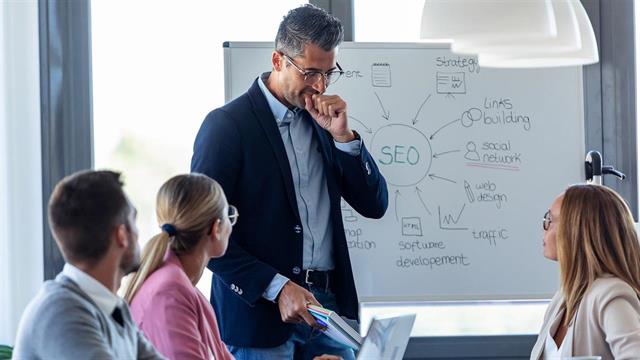 Γιατί καθαρίζω συνέχεια τον λαιμό μου