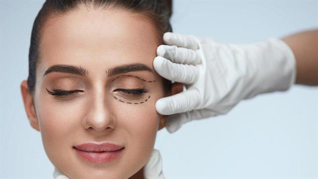 Βλεφαροπλαστική: Σε ποιον γιατρό θα πρέπει να απευθυνθείτε