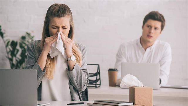 Η θέα άρρωστου συναδέλφου προετοιμάζει άμεσα το σώμα για νόσο [μελέτη]