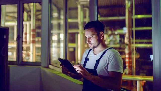 Η νυχτερινή βάρδια συνδέεται με διαταραχές ύπνου σε περισσότερους από τους μισούς εργαζόμενους [μελέτη]