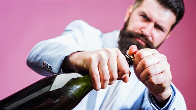 Ο ιπτάμενος φελλός της σαμπάνιας μπορεί να τυφλώσει [έρευνα]