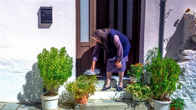 Λιγότερα υγιή χρόνια για τις Ελληνίδες μετά τα 65 - Τι δείχνει η σύγκριση με τους άνδρες [γράφημα]