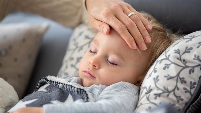 Κοκτέιλ ιώσεων ταλαιπωρεί τα παιδιά - Ουρές στα νοσοκομεία λόγω γρίπης και κορωνοϊού