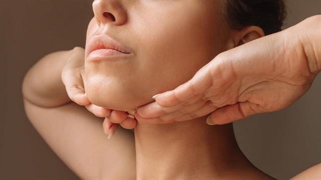Νεανικός λαιμός: Πώς θα απαλλαγείτε από το ‘’προγούλι’’