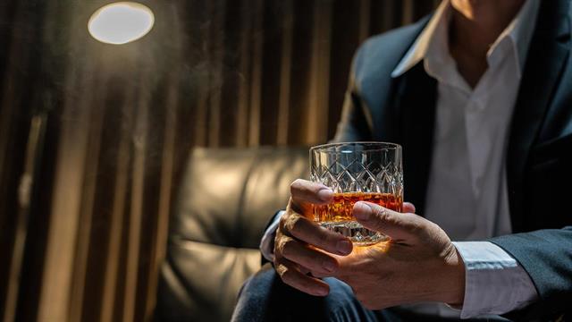 Αλκοόλ και έλλειψη βιταμίνης D μεταξύ των παραγόντων κινδύνου για άνοια πρώιμης έναρξης [μελέτη]