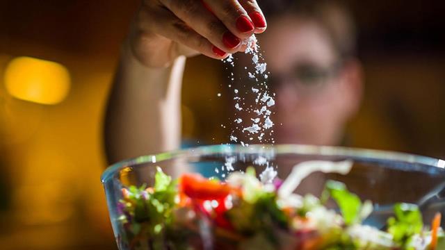 Η συχνότητα πρόσθεσης αλατιού στις τροφές συνδέεται με υψηλότερο κίνδυνο χρόνιας νεφρικής νόσου [μελέτη]