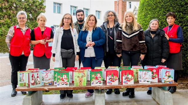 Δώρα και χαμόγελα στους μικρούς ασθενείς του Παπαγεωργίου