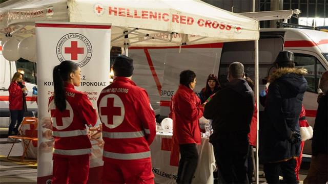 Ο ΕΕΣ διένειμε πρωτοχρονιάτικα γεύματα αγάπης στους άστεγους  στο λιμάνι του Πειραιά