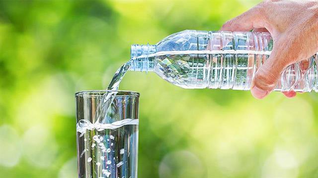 Εντοπίστηκαν 240.000 πλαστικά σωματίδια σε ένα λίτρο εμφιαλωμένου νερού!