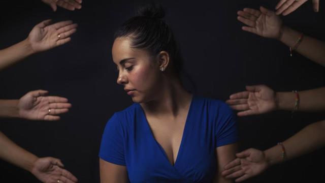 Ο φόβος της απόρριψης και πώς μπορούμε να ξεπεράσουμε το κοινωνικό άγχος που δημιουργεί