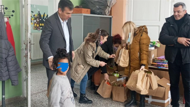 Προσφορά δώρων από την Ελληνική Καρδιολογική Εταιρεία σε Δημοτικό Σχολείο της Θήβας