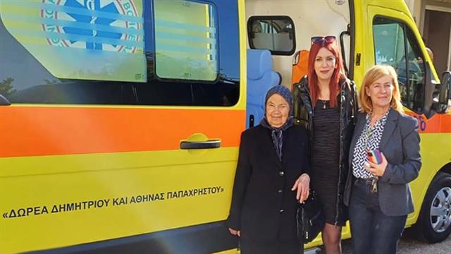 Νοσοκομείο Μεσολογγίου: Οι εργαζόμενοι τίμησαν την κυρία Αθηνά, που δώρησε ασθενοφόρο