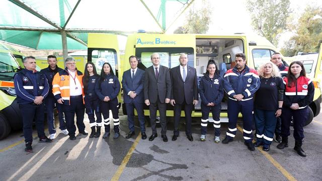 Δωρεά 10 ασθενοφόρων από το υπουργείο Οικονομικών στο ΕΚΑΒ
