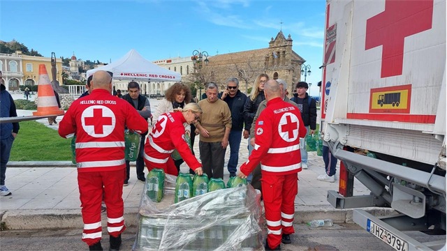 Ο ΕΕΣ διένειμε 10.000 εμφιαλωμένα μπουκάλια νερό στους πολίτες της Ζακύνθου