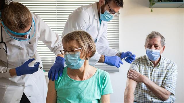 Μόλις 1 στους 18 ηλικιωμένους στην Ελλάδα εμβολιάστηκαν κατά της CoViD  το τελευταίο πεντάμηνο [πίνακες]