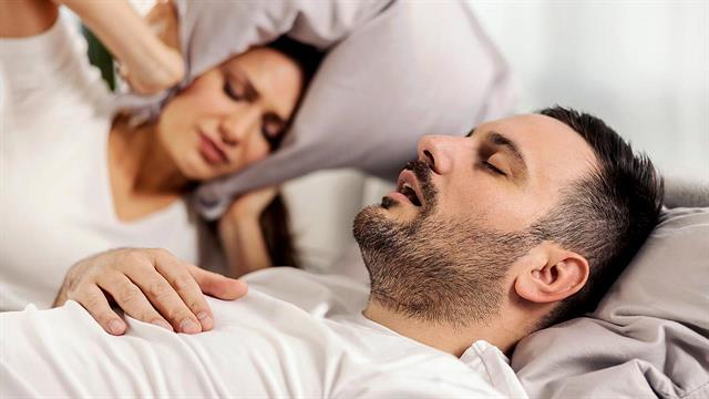 Το ροχαλητό είναι πιθανό να αυξάνει τον κίνδυνο εγκεφαλικού επεισοδίου [μελέτη]