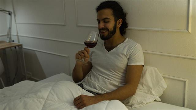 Ένα ποτό πριν κοιμηθεί κάποιος μειώνει τη διάρκεια του  ύπνου REM [μελέτη]