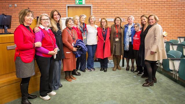 Αντηρίδα: Οι εθελοντές με τα κόκκινα γιλέκα στο νοσοκομείο Παπαγεωργίου