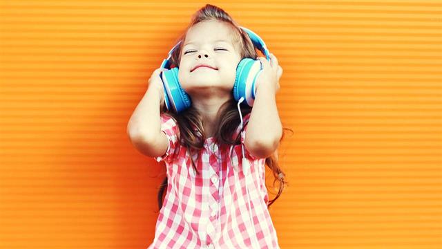 Τα παιδιά εκτίθενται σε κινδύνους για την υγεία τους από τη χρήση ακουστικών