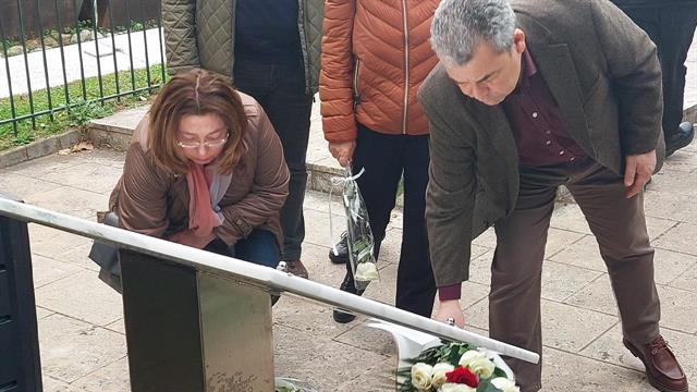 Μεσίστιες οι σημαίες στο ΑΠΘ για τον έναν χρόνο από την τραγωδία των Τεμπών