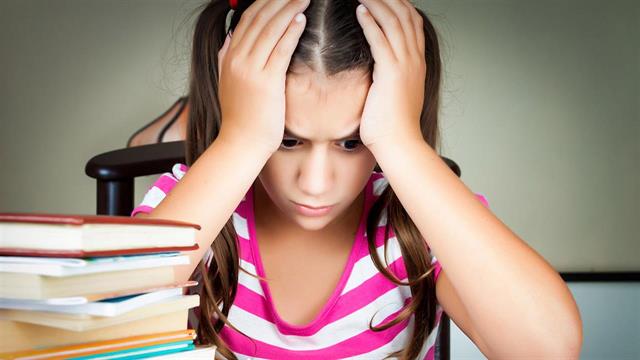 Ακανόνιστα γεύματα και ηλεκτρονικό κάπνισμα προκαλούν πονοκέφαλο στα παιδιά [μελέτη]