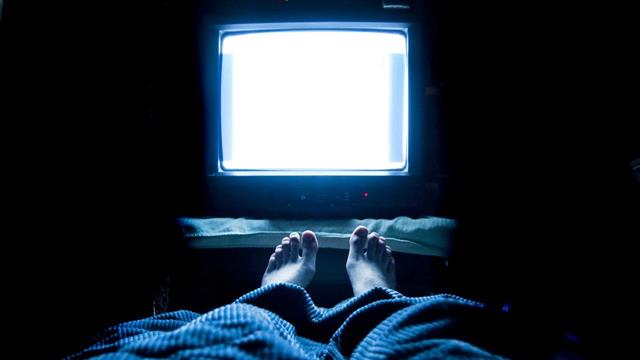 Πειράζει που κοιμάμαι με την τηλεόραση ανοιχτή;