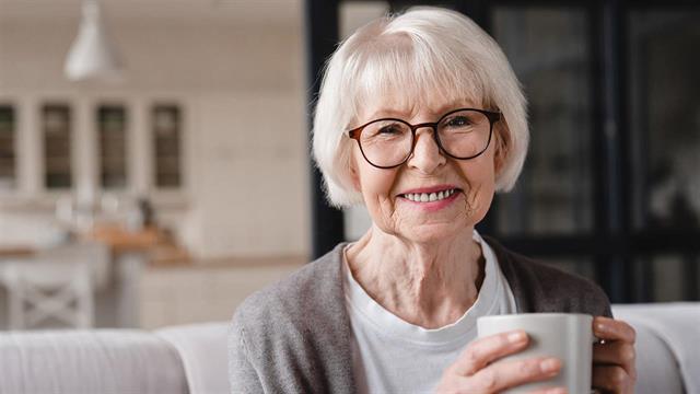 Το να κάθεται μια ηλικιωμένη όλη την ημέρα συνδέεται με πρόωρο θάνατο- Η άσκηση δεν αναστρέφει τον κίνδυνο