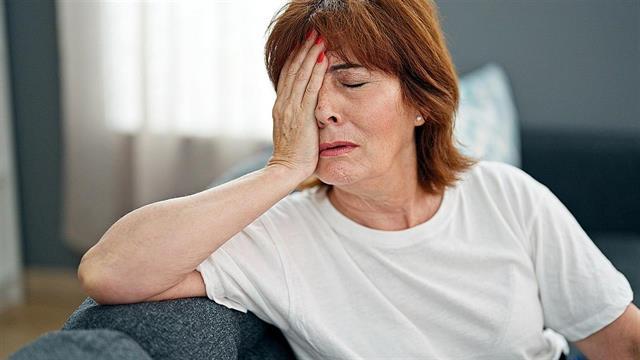 Γυναίκες και πονοκέφαλος: Τι ρόλο παίζουν οι ορμόνες