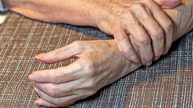 Ο ιδιοπαθής τρόμος συνδέεται με αυξημένο κίνδυνο άνοιας [μελέτη]