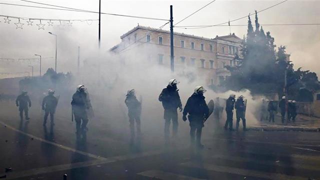 Εννέα τραυματίες από τα επεισόδια στο Σύνταγμα - Ποια είναι η κατάστασή τους