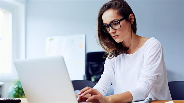 Εμπόδια λόγω φύλου αντιμετωπίζουν μία στις δύο Ελληνίδες στην εργασιακή τους εξέλιξη