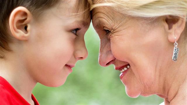 Ο θάνατος της γιαγιάς επηρεάζει την υγεία έφηβων αγοριών έως και για 7 χρόνια